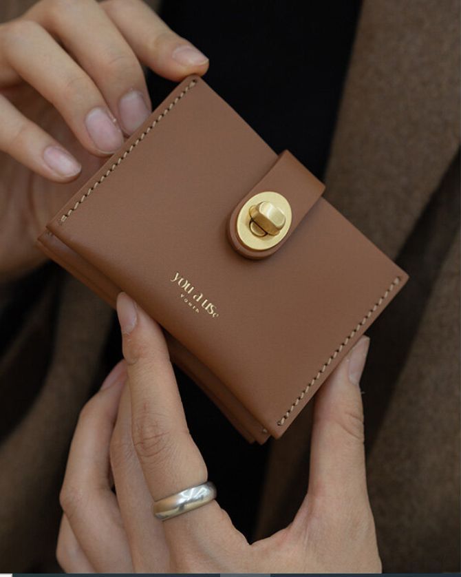 The Ultimate Minimalist Pocket Guide: Elevating Everyday Carry for Men and Women
